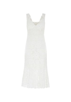 Weißes Spitzenkleid mit V-Ausschnitt, breiten Trägern und ausgestelltem Saum. Der Stoff zeigt florale Muster mit filigranen Details.