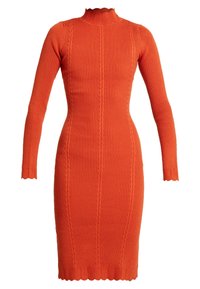 Ribbad orange stickad klänning med långa ärmar, hög krage och vågiga kanter. Har vertikala texturerade mönster och en figurformad siluett.