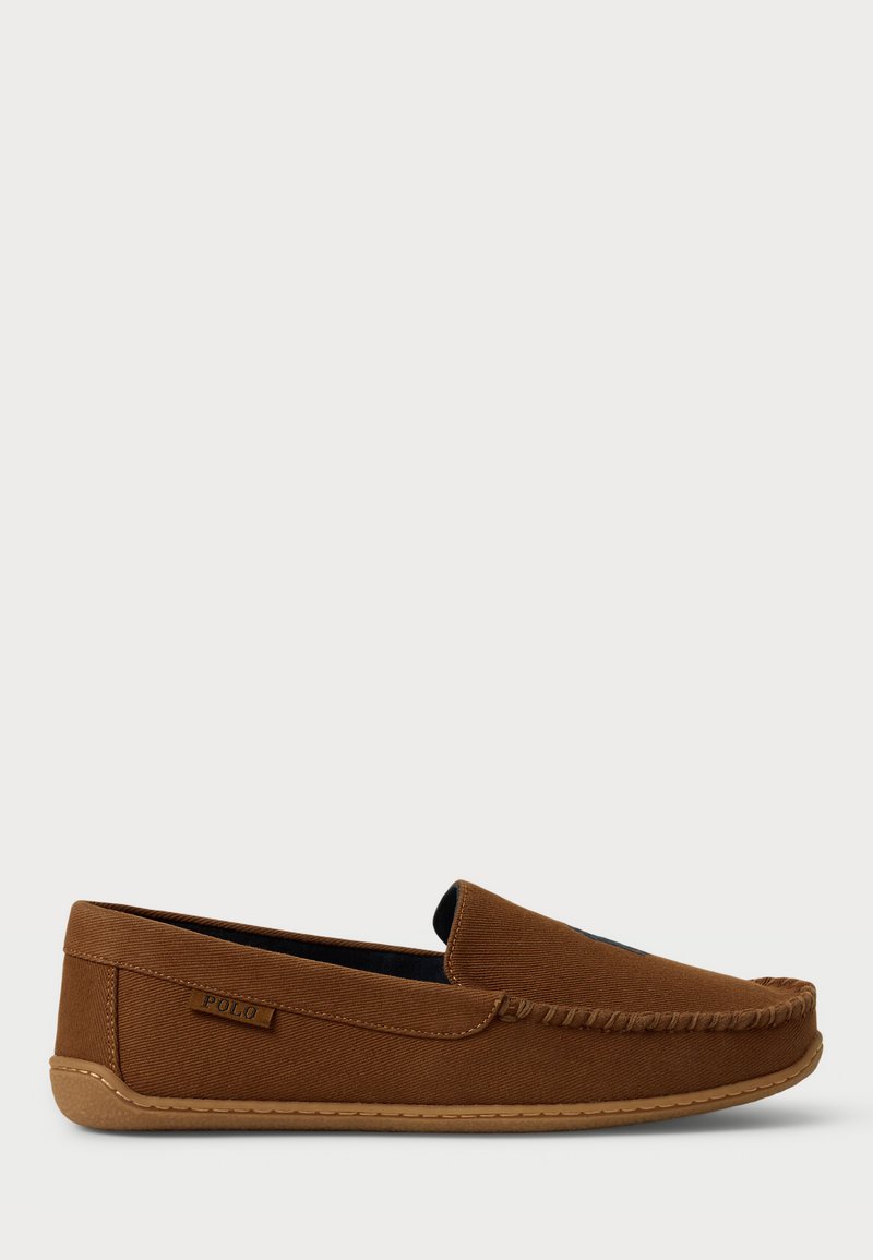 Brune kanvas slip-on sko med en teksturert overflate, som har en sydd detalj langs kanten og en gummisåle for godt grep.