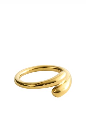 Glat, skinnende guldring med åben, buet udformning på hvid baggrund.