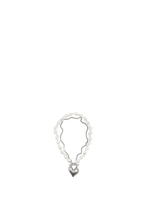 Collar que presenta perlas blancas irregulares y un charm en forma de corazón de plata, con una cadena de plata retorcida entrelazando las perlas.