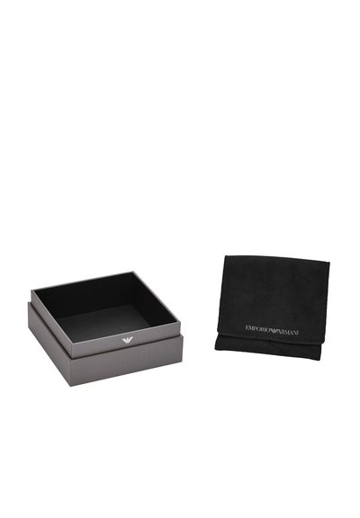 Grå rektangulär presentlåda med en silverlogotyp och en mjuk svart mockaplånbok med präglad branding. Båda föremålen har en texturerad yta.