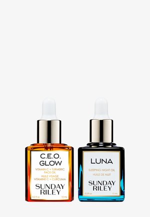 Zwei kleine Flaschen mit Gesichtsölen von Sunday Riley mit Tropfverschluss: C.E.O. Glow Vitamin C und Kurkuma sowie Luna Schlaföl.