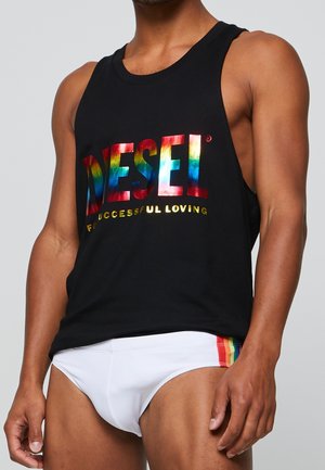 Haut noir sans manches avec logo "DIESEL" arc-en-ciel et texte doré, associé à un slip blanc avec une bande arc-en-ciel sur le côté.