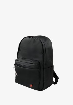Zwarte rugzak met een voorvak met rits, zijvakken, gewatteerde schouderbanden en een klein rood en zwart logo op het voorvak.