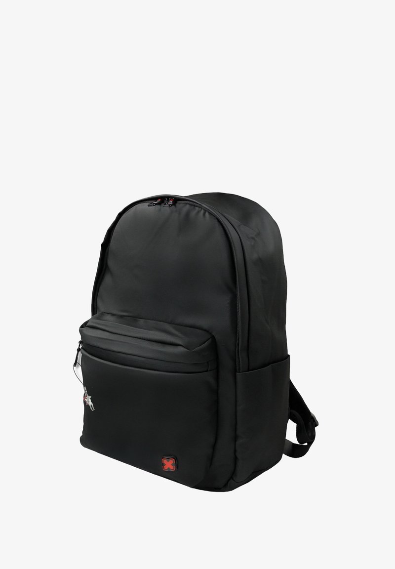 Schwarzer Rucksack mit einer vorderen Reißverschlusstasche, Seitentaschen, gepolsterten Trägern und einem kleinen rot-schwarzen Logo auf der Vorderseite.