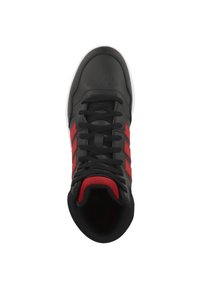 Czarne sneakersy z czerwonymi akcentami, charakteryzujące się gładką skórzaną cholewką, perforowanym czubkiem i teksturowanym językiem. Sznurówki w kolorze czarnym, biała gumowa podeszwa.