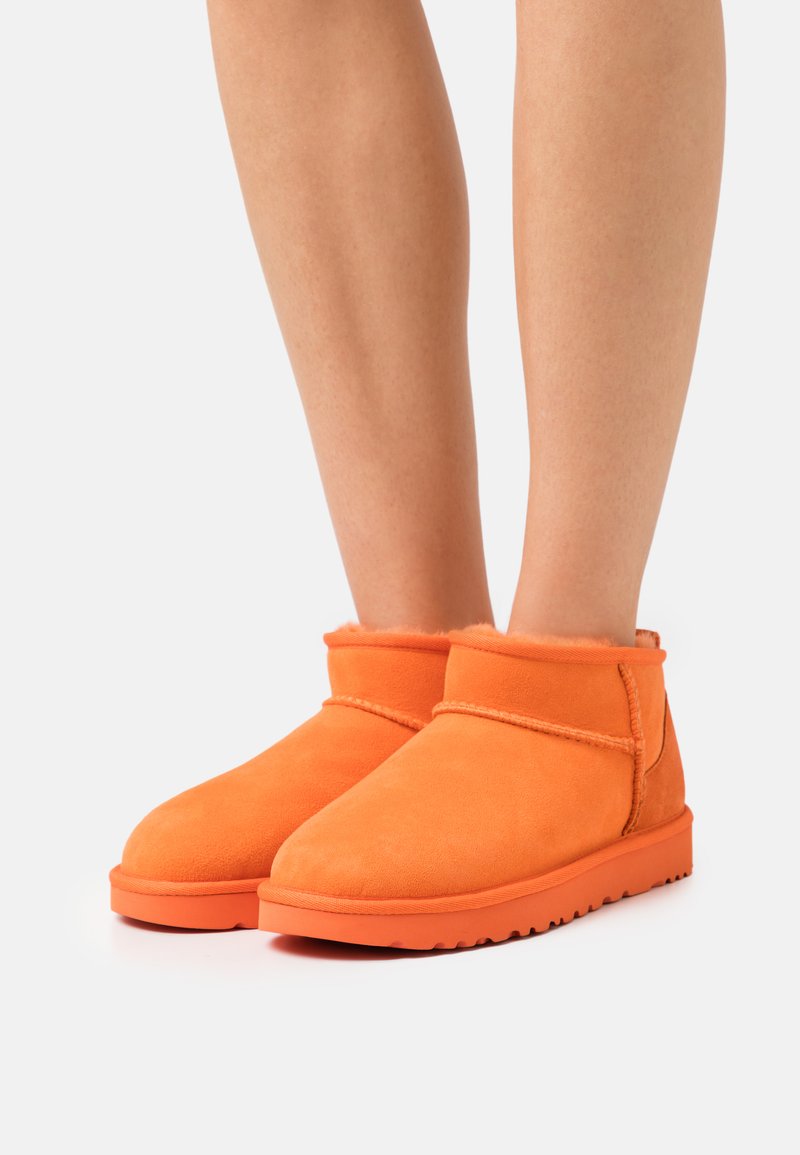 UGG CLASSIC ULTRA MINI - Botas de inverno - orange soda