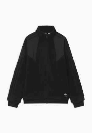 Czarna kurtka polarowa na pełny zamek z wysokim kołnierzem, ściągaczami na mankietach i subtelnym logo Adidas przy lewej krawędzi.