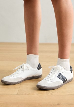 Trainers - white/black