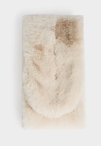 Coperta in pelliccia sintetica beige con una superficie testurizzata e soffice, arricchita da sottili accenti marroni. Forma rettangolare, aspetto morbido e accogliente.