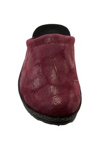 Bordeaux suède klomp met een gestructureerd bladvormpatroon, lichte glans, open achterkant en een zwarte rubbere zool.