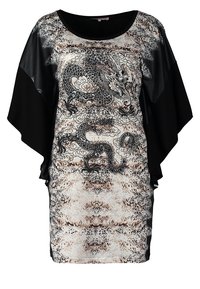 Robe noire et beige à manches larges avec un motif détaillé de dragon noir et de nuages sur le devant.