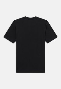 Απλό μαύρο κοντομάνικο μπλουζάκι με στρογγυλή λαιμόκοψη, απλωμένο  επίπεδα, που δείχνει την πίσω πλευρά με ορατές ραφές στους ώμους και τα μανίκια.