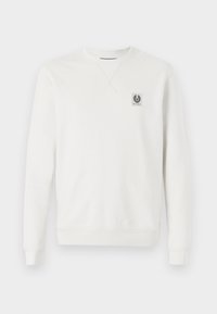 Hvit hettegenser, bomullsstoff, rund hals, ribbestrikkede mansjetter og kant, har en liten logo-patch på brystet, minimalistisk design.