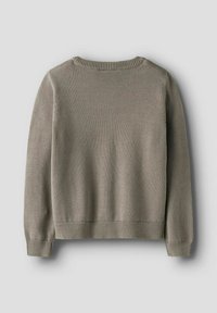 Pull en maille marron clair à manches longues avec poignets, ourlet et encolure ronde côtelés, présenté de dos sur un fond blanc.