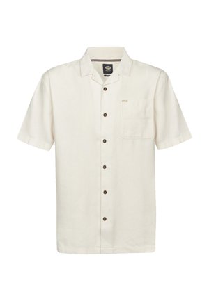 Chemise à manches courtes en lin crème avec une fermeture boutonnée sur le devant, une poche poitrine unique et des boutons marron, présentant un tissu subtilement texturé.