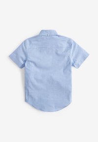 Chemise bleu clair à manches courtes boutonnée, posée à plat face arrière visible avec un seul bouton au col arrière.