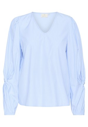 Jasnoniebieska bluzka wykonana z bawełny, z dekoltem w serek i długimi bufkami. Posiada pionowe białe paski oraz marszczenia przy mankietach.