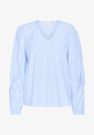 Lyseblå bluse lavet af bomuld med V-udskæring og lange pufærmer. Har lodrette hvide striber og indsamling ved manchetterne.