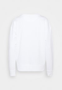 Sudadera blanca con cuello redondo, mangas largas y puños acanalados. La parte posterior es lisa, con un corte holgado y sin logotipos ni patrones visibles.