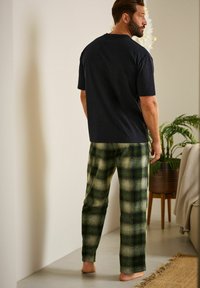 Next REGULAR FIT - COSY BRUSHED SET - Nachtwäsche Set - black green check