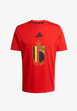 Rotes Sport-T-Shirt mit kurzen Ärmeln und schwarzem Adidas-Logo über einem gold-, rot- und schwarzfarbenen Wappen der Royal Belgian Football Association.