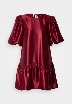 Červené saténové mini šaty s puff rukávmi, okrúhlym výstrihom a zviazaným zadným dielom. Majú volánový lem a hladkú textúru.