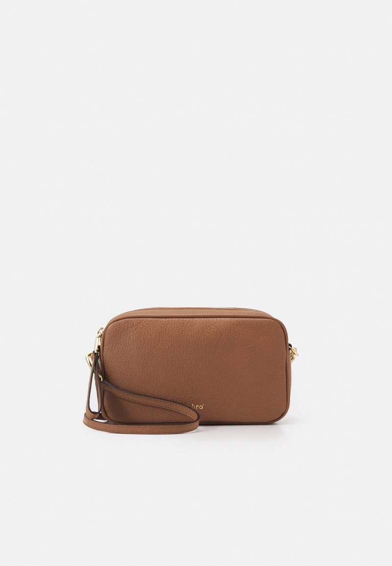 Hnědá kožená crossbody taška obdélníkového tvaru, texturovaný povrch, zipové uzavírání a odnímatelný popruh. Zlaté kovové akcenty.
