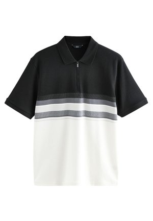 Sort og hvid kortærmet polo med en halv lynlås og vandrette grå og hvide striber over brystet.