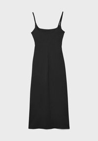 Robe midi noire sans manches avec fines bretelles et encolure droite, présentée sur un fond neutre.