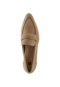 Mocassin en daim beige avec un bout pointu et une sangle centrale. Texture lisse avec des détails de couture subtils. Semelle plate, embellissements minimes.