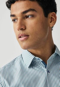 Next TRIMMED FIT SINGLE CUFF - REGULAR FIT - Camicia - white teal blue stripe