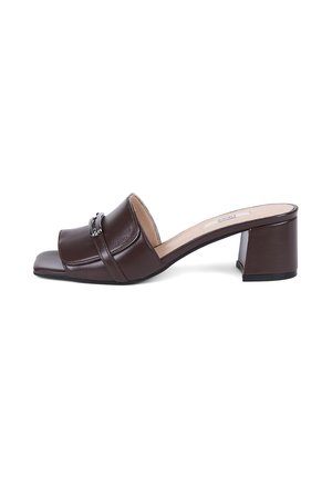 Donkerbruine leren mule met open teen, lage blokhak en decoratieve metalen kettingdetail op het bovenste bandje.