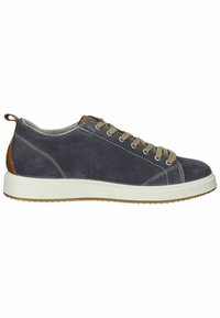 Sneakers da uomo in suede grigio con lacci beige, dettagli in pelle marrone sul tallone, suola in gomma bianca e cuciture a contrasto.