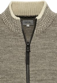 Maglione grigio chiaro con zip, design a maglia testurizzata, colletto alto in crema e zip nera. Etichetta della taglia visibile, contrassegnata con "M".