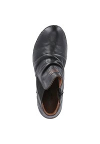 Černá kožená kotníková obuv s hladkým povrchem, jemně nařaseným designem, bočním zipem a světlým vnitřním podšíváním. Zaoblený tvar špičky.