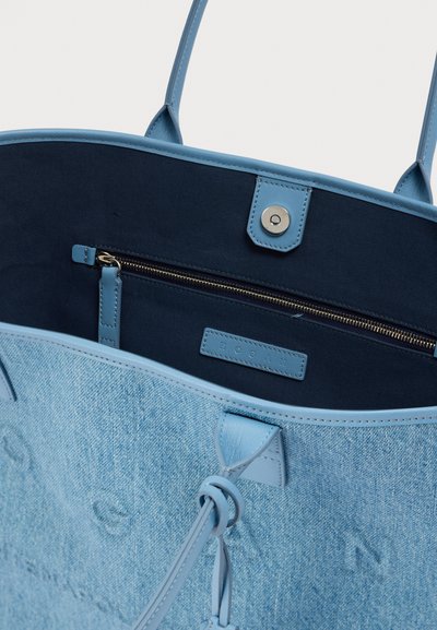 Τσάντα tote από δέρμα σε ανοιχτό μπλε και τζιν, με εσωτερικό από ναυτικό ύφασμα, θήκη με φερμουάρ, μαγνητικό κλείσιμο και διακοσμητικό με δερμάτινο λουρί δεμένο κόμπο.
