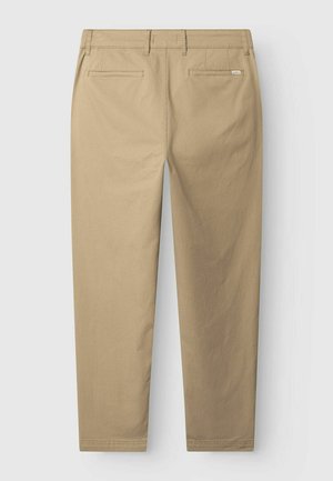 Bézs színű, egyenes szárú nadrág övbújtatókkal és két hátsó zsebfedővel, hátulnézetben, egyszínű háttér előtt.