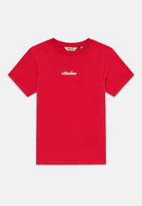 Camiseta roja de manga corta hecha de algodón. Presenta un logo blanco de "ellesse" en la zona del pecho. Textura suave y diseño estándar de cuello redondo.