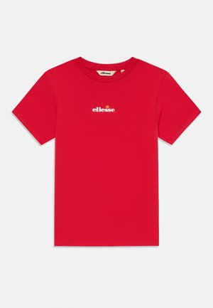Κόκκινο κοντομάνικο μπλουζάκι φτιαγμένο από βαμβάκι. Διαθέτει λευκό λογότυπο "ellesse" στην περιοχή του στήθους. Λεπτή υφή, κλασικός σχεδιασμός με λαιμόκοψη.
