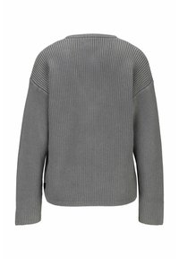 Szary prążkowany sweter o luźnym kroju, z długimi rękawami i okrągłym dekoltem. Charakterystyczna faktura prążkowania oraz boczne rozcięcia u dołu.