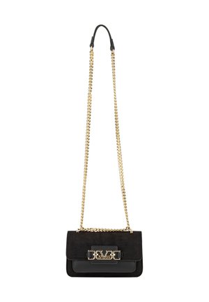Zwarte handtas van suède en leer met een gouden kettingband en decoratieve hardware, voorzien van een overslagklep en een rechthoekige vorm.