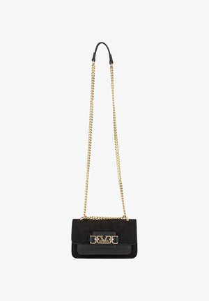 Schwarze Handtasche aus Wildleder und Leder mit einem goldenen Kettengurt und dekorativer Hardware, ausgestattet mit einer Umschlagklappe und einer rechteckigen Form.