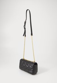 Borsa a tracolla in pelle nera trapuntata con una catena dorata, caratterizzata da una forma rettangolare e un motivo di cucitura visibile.