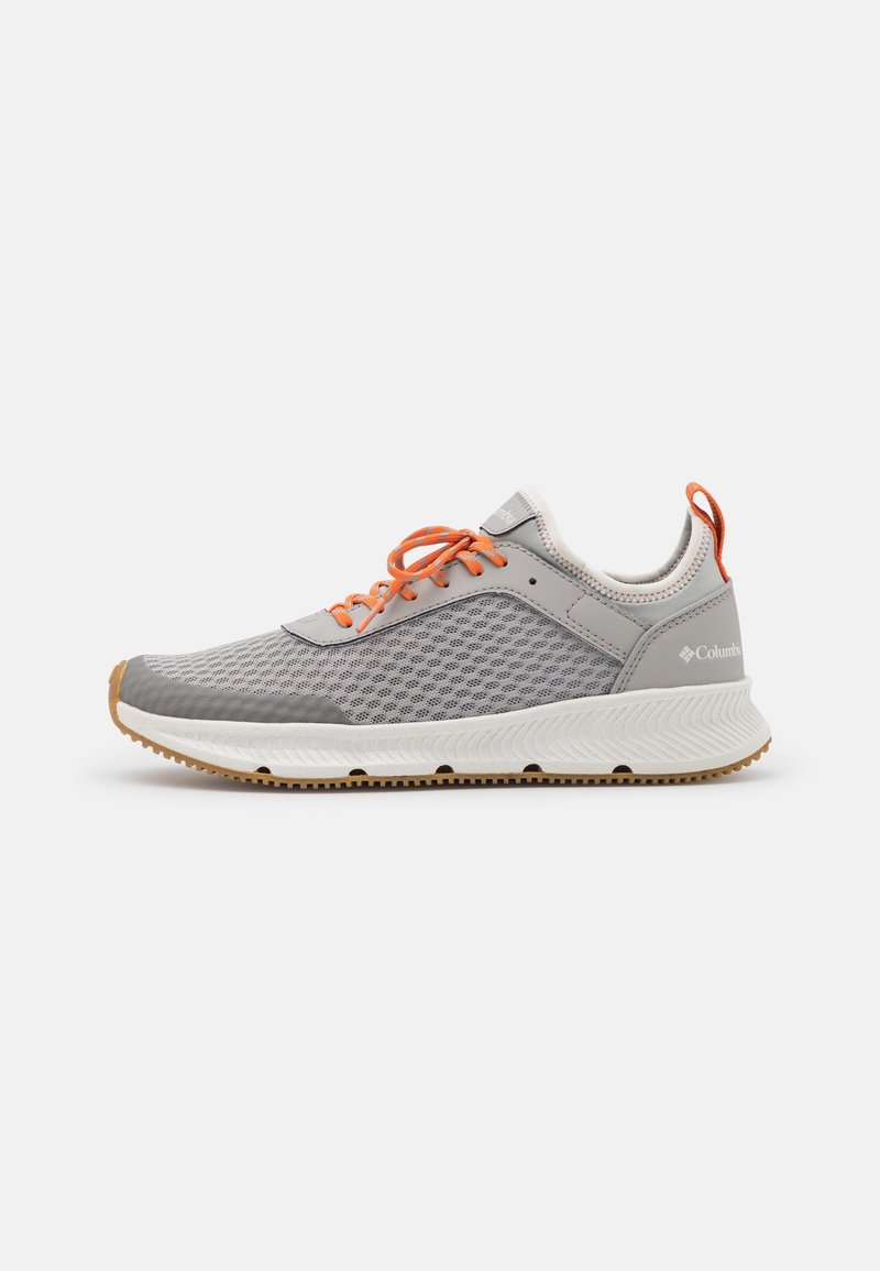 Chaussure de sport grise à tige en mesh, lacets orange et semelle intermédiaire blanche. Elle dispose d'une semelle en caoutchouc texturée et d'une languette au talon.