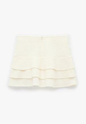 Crème-kleurige textuurskirt met hoge taille en twee gelaagde ruches op een witte achtergrond.