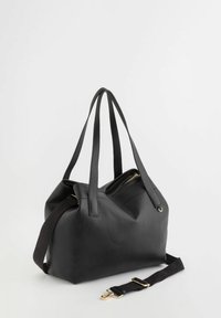 Sac à main en cuir noir avec une surface texturée, double poignée et une bandoulière tissée ajustable. Comprend une fermeture éclair et des accents en métal doré.