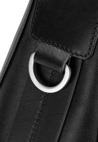 Borsa in pelle nera con una texture liscia, caratterizzata da un anello metallico argentato e dettagli di cuciture a contrasto sulla tracolla.