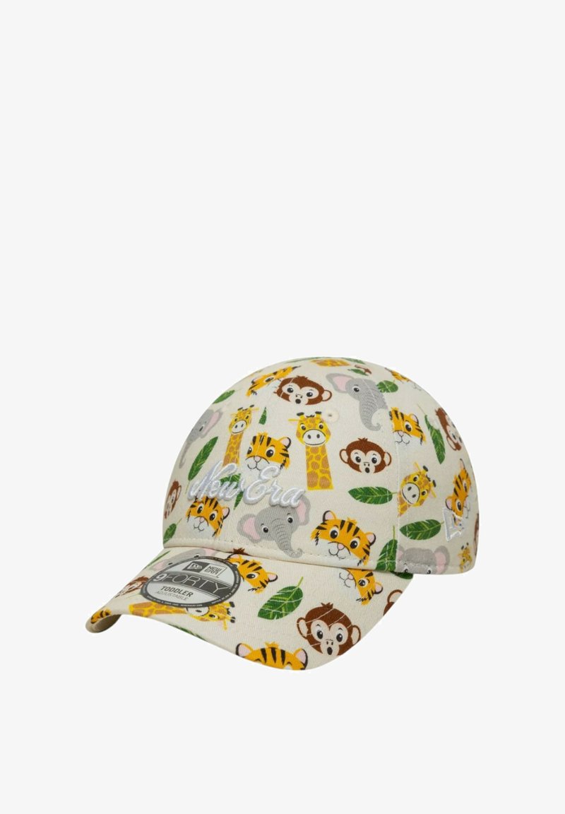 Mütze aus Stoff mit einem hellbeigen Hintergrund und bunten Tiermustern, darunter Tiger, Affen und Giraffen.